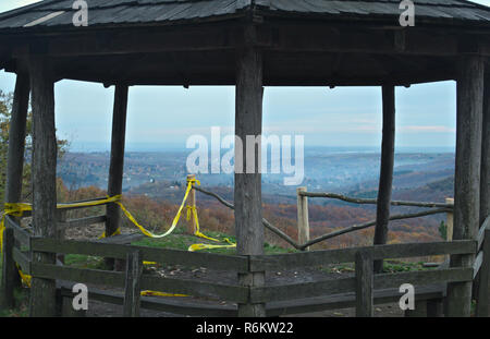 Pique-nique avec bancs, table et parasol sur haut de Fruska Gora mountain, Serbie Banque D'Images