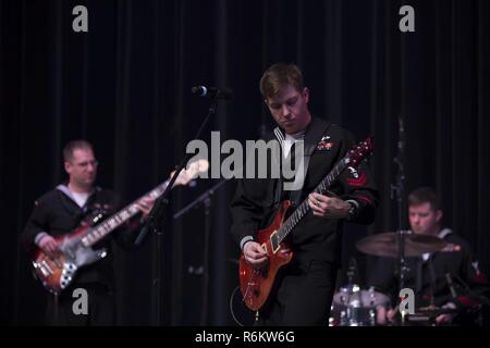 SPOKANE, laver. (17 mai 2017) Musicien Marine 2e classe Dan Weber, affectés à la Marine américaine du groupe rock band, Passage, exécute pendant la semaine de la Marine d'un collège technique de Spokane dans l'effort de se rapprocher de la communauté. Les programmes de la Semaine de la marine a été le principal effort de sensibilisation de la Marine dans des régions du pays sans une importante présence de la marine, avec 195 semaines de la marine tenue à 71 villes des États-Unis. Le programme est conçu pour aider les Américains comprennent que leur marine est déployée à travers le monde, à toute heure, prêt à se défendre à tout moment de l'Amérique. Banque D'Images