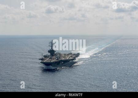 Les eaux situées au sud du Japon (21 mai 2017) Le porte-avions USS Ronald Reagan (CVN 76 patrouilles) les eaux au sud du Japon. Ronald Reagan est le groupe aéronaval du porte-étendard de 5, fournissant une force prête au combat qui protège et défend les intérêts de maritime collective de ses alliés et partenaires dans la région du Pacifique-Indo-Asia. Banque D'Images