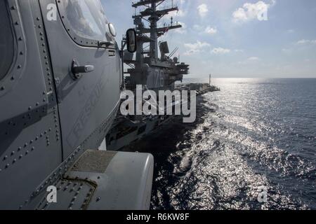 Les eaux situées au sud du Japon (21 mai 2017) Un MH-60S Sea Hawk affecté à la "Golden Falcon" de la mer d'hélicoptères de l'Escadron de Combat (HSC) 12 se prépare à terre à bord du porte-avions USS Ronald Reagan (CVN 76). Ronald Reagan est le groupe aéronaval du porte-étendard de 5, fournissant une force prête au combat qui protège et défend les intérêts de maritime collective de ses alliés et partenaires dans la région du Pacifique-Indo-Asia. Banque D'Images