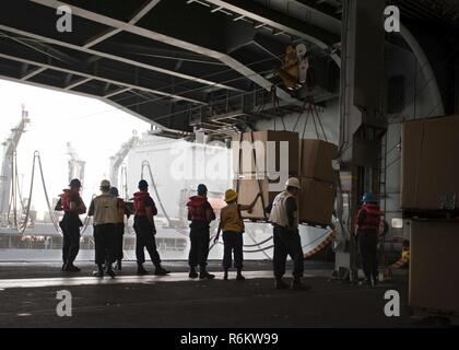 Le golfe arabique (3 mai 2017) les boîtes de transfert des marins à la flotte reconstitution oiler USNS Kanawha (T-AO 196) au cours d'un ravitaillement en mer à bord du porte-avions USS George H. W. Bush (CVN 77) (GHWB). GHWB est déployée dans la zone 5e flotte américaine des opérations à l'appui d'opérations de sécurité maritime visant à rassurer les alliés et les partenaires, et de préserver la liberté de navigation et la libre circulation du commerce dans la région. Banque D'Images