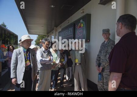 Les sections locales japonais d' l'économat au cours de la visite mensuelle de Misawa Air Base, Japon, mai, 19, 2017. Les clients bénéficient d'une mémoire de 30 minutes dans un local spécifique à chaque mois pour en savoir plus sur la mission de Misawa AB tout en apprenant plus sur l'installation et l'engagement communautaire l'amitié avec la ville et les environs. En plus de ces mémoires spécialisées, ils tour la base d'un périmètre, en soulignant les endroits sur la base. Cette semaine, 30 membres de la communauté venant d'aussi loin qu'Hirosaki, Japon, s'est joint à l'excursion. Banque D'Images