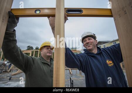 SPOKANE, Washington (16 mai 2017) Opérateur de l'équipement 1re classe Raymond le Pape, à gauche, et l'opérateur de l'équipement 3ème classe Dustin Meilleur, tous deux affectés à la construction navale (bataillon Mobile NMCB) 18, préparer un conseil de contreventement en faisant du bénévolat pour Habitat pour l'humanité. De marins de la Marine canadienne Centre de soutien opérationnel (CNTO) Spokane tendent la main à la communauté locale pour faire une différence au cours de la Semaine de la Marine Spokane. Les programmes de la Semaine de la marine servent de l'effort de diffusion principal de la Marine dans des régions du pays sans une importante présence de la marine, avec 195 semaines de la marine tenue à 71 villes des États-Unis. Banque D'Images