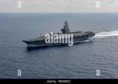 Les eaux situées au sud du Japon (21 mai 2017) La Marine a l'avant-porte-avions déployés, l'USS Ronald Reagan (CVN 76), patrouille les eaux situées au sud du Japon. Ronald Reagan, le groupe aéronaval du porte-étendard de 5, fournit une force prête au combat qui protège et défend les intérêts de maritime collective de ses alliés et partenaires dans la région du Pacifique-Indo-Asia. Banque D'Images