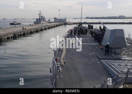 CHANGI, Singapour (19 mai 2017) La classe Arleigh Burke destroyer lance-missiles USS Sterett (DDG 104) quitte Singapour après avoir participé à l'Exposition internationale de la Défense maritime 2017. Sterett fait partie du groupe d'action de Surface Sterett-Dewey et est le troisième déploiement groupe opérant sous le commandement et le contrôle construire appelée 3e Flotte de l'avant. Banque D'Images