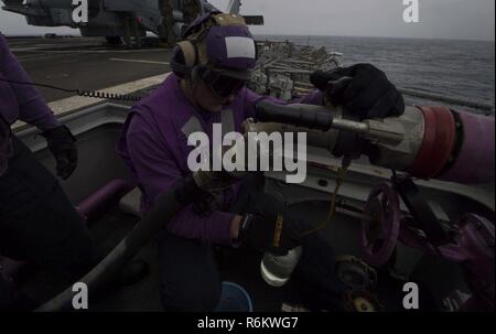 Mer de Norvège (20 mai 2017) Technicien en systèmes de turbines à gaz (mécanique) de 3e classe Richard Henderson prend un échantillon de carburant dans le poste de pilotage de la classe Ticonderoga croiseur lance-missiles USS Leyte Gulf (CG 55) 20 mai 2017. Le Golfe de Leyte mène des opérations navales dans la sixième flotte américaine zone d'opérations à l'appui de la sécurité nationale des États-Unis en Europe. Banque D'Images