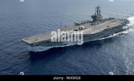 Les eaux situées au sud du Japon (21 mai 2017) Le porte-avions USS Ronald Reagan (CVN 76 patrouilles) les eaux au sud du Japon. Ronald Reagan est le groupe aéronaval du porte-étendard de 5, fournissant une force prête au combat qui protège et défend les intérêts de maritime collective de ses alliés et partenaires dans la région du Pacifique-Indo-Asia. Banque D'Images