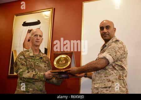 Le colonel Nawaf Al-Dousari, directeur médical de l'hôpital militaire Al-Jahra, Koweït, a remis une plaque au Colonel Thomas Koertge, chirurgien de la division pour la 29e Division d'infanterie, pour commémorer leur partenariat dans le développement de la série de conférences de formation continue pour les professionnels travaillant à l'hôpital militaire Al-Jahra, le Koweït, le 11 mai 2017. Banque D'Images