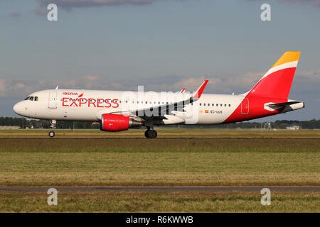 L'Espagnol Iberia Express Airbus A320-200 à l'enregistrement CE-LUS sur prendre décollage sur la piste 36L de l'aéroport de Schiphol. Banque D'Images