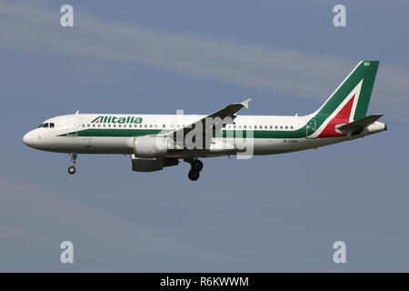 Alitalia Airbus A320-200 à l'enregistrement DSD-AE en courte finale pour la piste 18C de l'aéroport de Schiphol. Banque D'Images