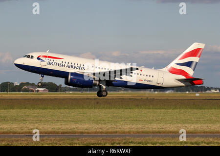 British Airways Airbus A319-100 G-enregistrement avec juste DBCC airborne à l'aéroport d'Amsterdam Schiphol. Banque D'Images