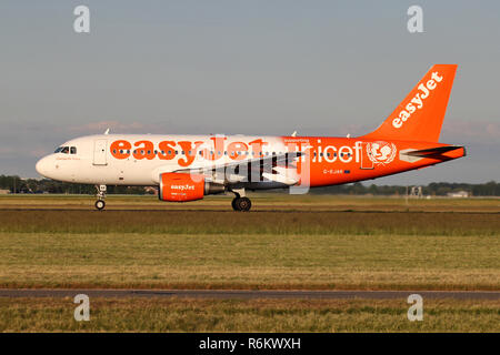 EasyJet Airbus A319-100 britannique dans des couleurs de l'UNICEF avec l'inscription G-EJAR sur prendre décollage sur la piste 36L de l'aéroport de Schiphol. Banque D'Images