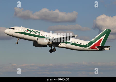 L'italien Alitalia Airbus A320-200 avec inscription JE-BIKI airborne juste à l'aéroport d'Amsterdam Schiphol. Banque D'Images