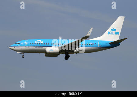 Dutch KLM Boeing 737-700 avec l'inscription PH-BGU en courte finale pour la piste 18C de l'aéroport de Schiphol. Banque D'Images