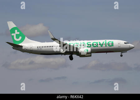 Boeing 737-800 de Transavia néerlandais avec l'inscription PH-HZJ en courte finale pour la piste 06 de l'aéroport de Schiphol. Banque D'Images