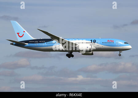 Boeing 787-8 Dreamliner néerlandais Arke avec PH inscription-TFL en courte finale pour la piste 06 de l'aéroport de Schiphol. Banque D'Images