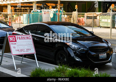 SEATTLE, WA, USA - Juin 2018 : 'No parking sign' avec des informations sur les restrictions. Une voiture est garée derrière le signe. Banque D'Images