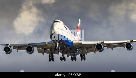 Londres, ANGLETERRE - NOVEMBRE 2018 : British Airways Boeing 747 jumbo jet '' en approche finale à la terre à l'aéroport Heathrow de Londres. Banque D'Images