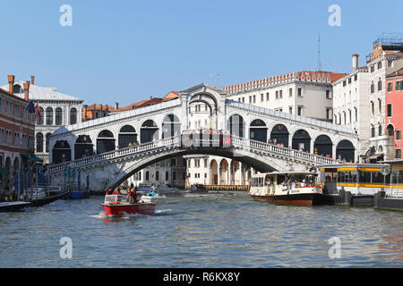 Venise, Italie - Juillet 8 : Pont du Rialto à Venise le 8 juillet 2013. Célèbre Pont du Rialto sur le Grand Canal à Venise, Italie. Banque D'Images