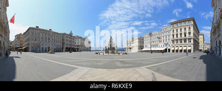 TRIESTE, Italie - 15 juillet : Cityscape panorama de Trieste le 15 juillet 2013. Fontaine des Quatre Continents, à l'unité de l'Italie Square à Trieste (Italie). Banque D'Images