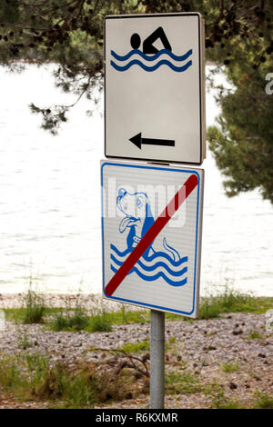 Natation autorisé signe. Aucun chien admis signe sur mer plage. Aucun signe de chien et animaux domestiques. Symbole signe Interdit Interdit autorisé les chiens. Affiches sont permis. Banque D'Images