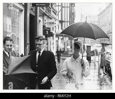 16 Juillet 1963 : Elizabeth Taylor et Richard Burton (1925 - 1984) après une répétition au London Palladium pour l'organisme de bienfaisance spectacle 'La Soirée des 100 étoiles'. Hollywood : Crédit Photo Archive / MediaPunch Banque D'Images