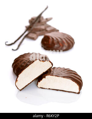 Un zefir enrobés de chocolat avec des morceaux de chocolat et de gousses de vanille. Isolé sur fond blanc. Banque D'Images