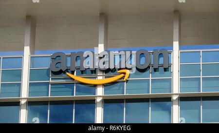 Close-up de signer avec le logo sur la façade de l'administration régionale de l'entreprise de commerce électronique Amazon dans la Silicon Valley ville de Sunnyvale, Californie, le 28 octobre 2018. () Banque D'Images