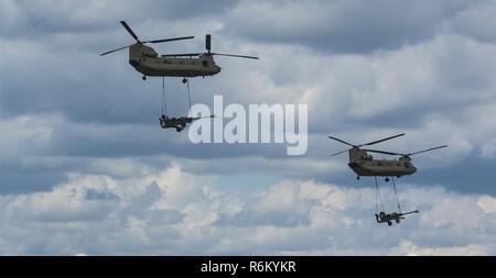 Deux hélicoptères CH-47 Chinook charge sous élingue deux obusiers M777A2 au cours de la Semaine de l'Amérique tous les 100 de l'examen à la Sicile, Fort Bragg, N.C., 25 mai 2017. L'examen en vol est l'événement culminant de tous les Américains sur 7 100 qui est l'occasion pour les parachutistes, anciens et actuels, pour célébrer le fait d'être membres de l'America's garde d'honneur. Cette année, le thème de la semaine est Toutes Américain, 'célébrer un siècle de service !" Banque D'Images