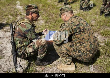 Le Sgt. Ethan J. Wright enseigne l'adresse au tir d'un rôle player au cours de l'exercice Général 2 Base du Corps des Marines à Camp Lejeune, en Caroline du Nord, le 3 mai 2017. Les Marines menées la répétition générale de l'exercice Cours Conseiller maritime afin d'évaluer leur préparation à la formation des forces de sécurité étrangères lors de leur prochain déploiement en Amérique centrale. Wright est un instructeur de tactiques avec le sol, l'élément de combat air-sol marin à des fins spéciales Task Force - Southern Command. Le conseiller maritime cours est donné par le Groupe de coopération en matière de sécurité du Corps des Marines. Banque D'Images