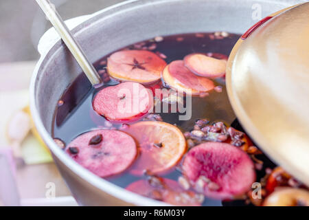 Vin chaud préparé en pot de fer au city street juste. Noël et nouvel an traditionnel verre d'alcool - vin chaud. Wc séparés avec un verre en ville, à l'hiver maison de fest Banque D'Images