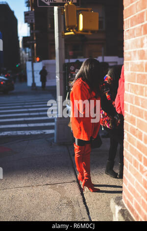 Les gens attendent en ligne pour un moulage dans le centre-ville de Manhattan, New York Banque D'Images