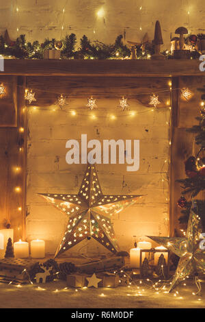 Belle cheminée en bois décoré, illuminé de Noël avec des ornements et des babioles, décorations en bois, Silver Star, icicle lights, tonique, selecti Banque D'Images
