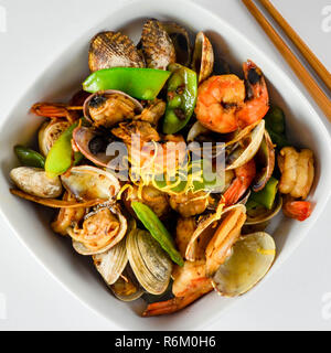 Sauté de palourdes et crevettes dans un haricot noir chinois et sauce aux agrumes. Banque D'Images