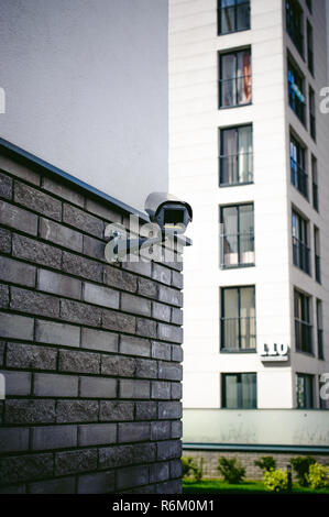 Une caméra de surveillance système de surveillance vidéo externe. installé sur la façade d'un bâtiment résidentiel Banque D'Images