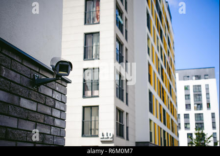 Une caméra de surveillance système de surveillance vidéo externe. installé sur la façade d'un bâtiment résidentiel Banque D'Images