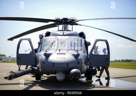 Équipage de la 920e Escadre de sauvetage, effectuer une inspection prévol d'un HH-60G Pave Hawk pendant l'Hommage aux héros de l'Amérique et de l'Air Show media mer jour 26 Mai 2017, à Miami Beach, Floride, États-Unis actifs militaires de haut niveau ont réuni à Miami pour mettre en valeur la supériorité aérienne tout en rendant hommage à ceux qui ont fait le sacrifice ultime au cours du week-end du Memorial Day. La 920e Escadre de sauvetage, l'Armée de l'air la seule réserve de l'escadre de secours, l'Airshow global en démontrant la lutte contre-search-et-les capacités de sauvetage en faisant équipe avec un HC-130P/N Lutter contre le roi et quatre A-10 Thunderbolt II aéronefs. Banque D'Images