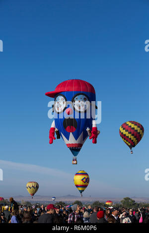 Ballons à air chaud avec ballon de forme spéciale 'Boy', 2015 Crayon Balloon Fiesta, Albuquerque, New Mexico, USA Banque D'Images