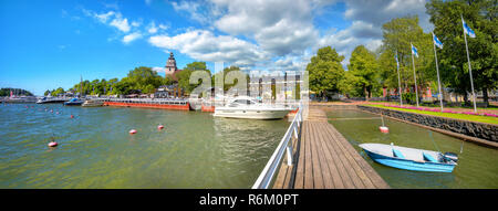 Vue panoramique du port de plaisance et le front de mer à petite station touristique Naantali. La Finlande Banque D'Images