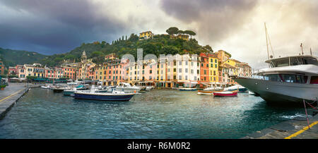 Vue panoramique du port pittoresque et Portofino ville de villégiature. Ligurie, Italie Banque D'Images