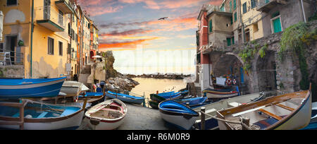 Paysage panoramique de vieilles maisons et rue avec les bateaux de pêche à Riomaggiore. Ligurie, Italie. Banque D'Images