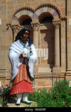 Statue de Sainte Kateri Tekakwitha, première des Indiens de l'Amérique du Nord à être béatifié, La Cathédrale Basilique de Saint François d'Assise, Santa Fe, New Mexico, USA Banque D'Images