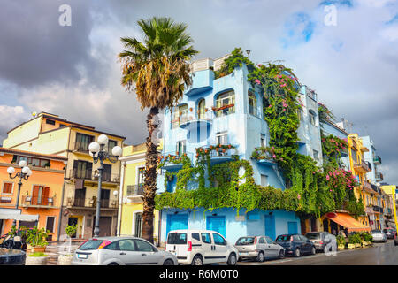 Vue urbaine avec belle maison à Giardini Naxos, à proximité de Taormina. Sicile, Italie Banque D'Images