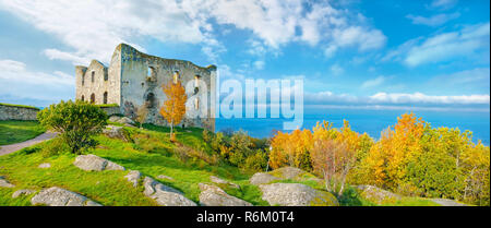 Paysage panoramique avec vue sur les ruines du château Brahehus, près du lac Vattern. La province de Smaland, Suède Banque D'Images