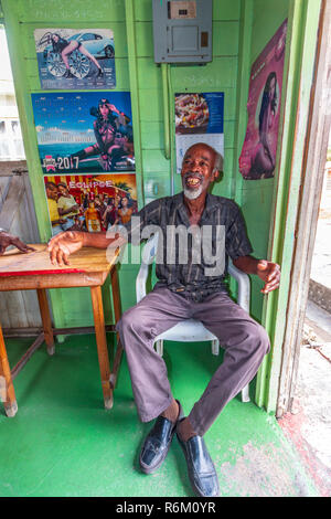 L'intérieur d'un homme âgé local boutique rhum à Bridgetown, Barbade dans les Caraïbes. Banque D'Images