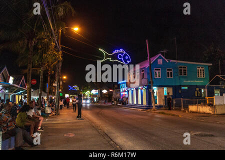 Scène de rue à l'extérieur de la célèbre Oistins fish fry qui se passe vendredi et samedi soir à la Barbade. Banque D'Images