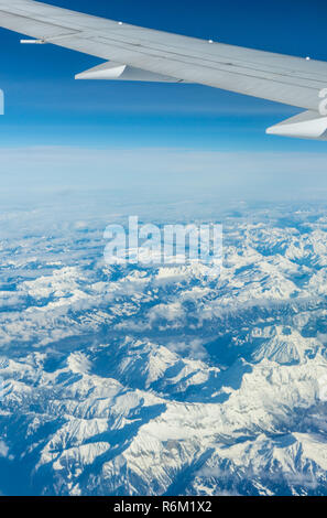 Au-dessus des nuages vue depuis l'avion Banque D'Images