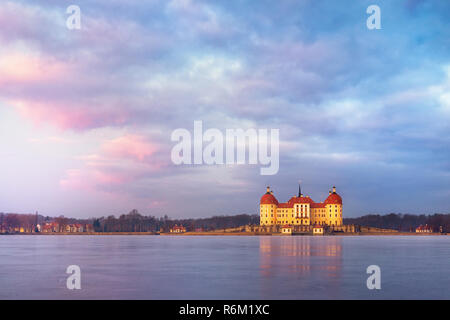 Château de Moritzburg après le lever du soleil à l'heure d'hiver, Allemagne Banque D'Images