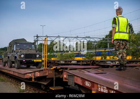 Dutch Marines en coopération des unités d'MOVECON charger leur matériel à bord des trains à destination de la Roumanie. Les Marines font partie de l'OTAN et l'VJTF sera conduite dans le cadre de l'exercice NOBLE JUMP 2017. Banque D'Images