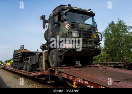 Dutch Marines en coopération des unités d'MOVECON charger leur matériel à bord des trains à destination de la Roumanie. Les Marines font partie de l'OTAN et l'VJTF sera conduite dans le cadre de l'exercice NOBLE JUMP 2017. Banque D'Images